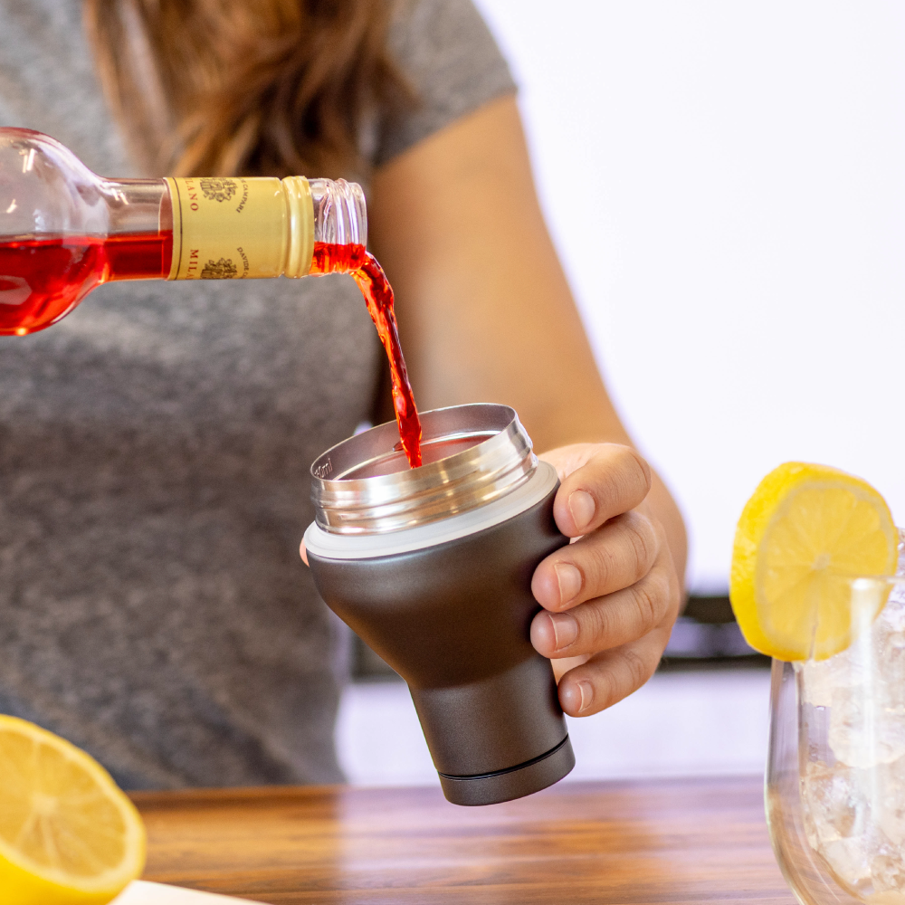 cocktail-shaker-lid-q8 Cocktail_Shaker_lifestyle_2_b714e13d-dd84-4844-956f-11cddc294041.png